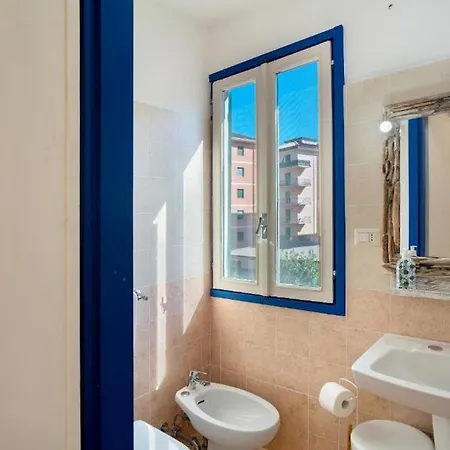 Апартаменты Host4u - Ligurian House With Garden In *